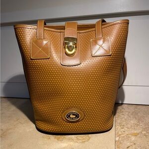 Dooney & Bourke

L 11 H 10 W 5.5

NEW
